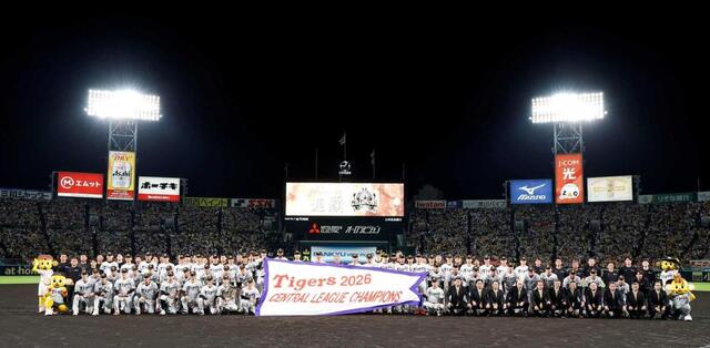 　記念写真に納まる阪神ナインら（撮影・西田忠信）