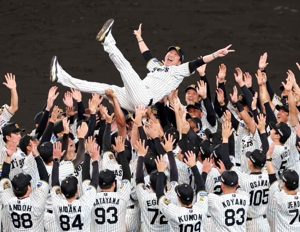 胴上げで宙を舞う藤川監督（撮影・立川洋一郎）