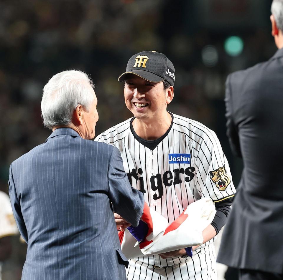 ペナントを授与される藤川監督（撮影・西田忠信）