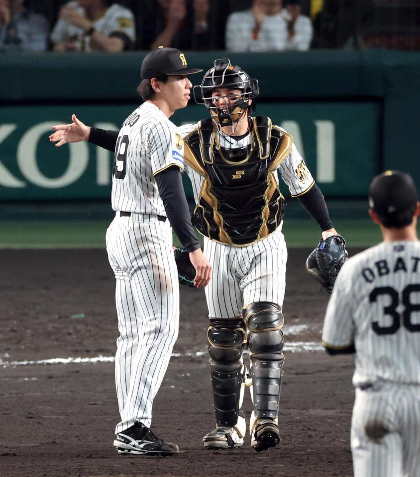 試合を締めた工藤（左）を祝福する梅野（撮影・山口登）
