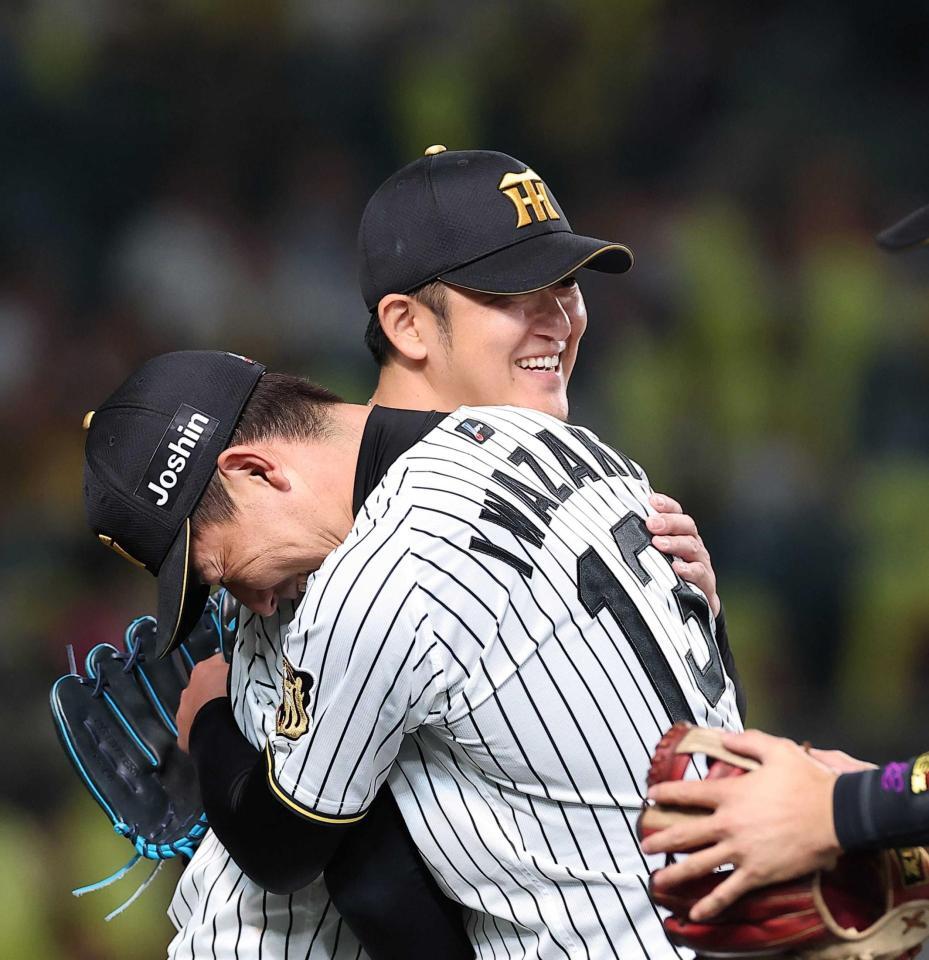 　３番手の岩崎（手前）と抱き合う岩貞（撮影・西田忠信）