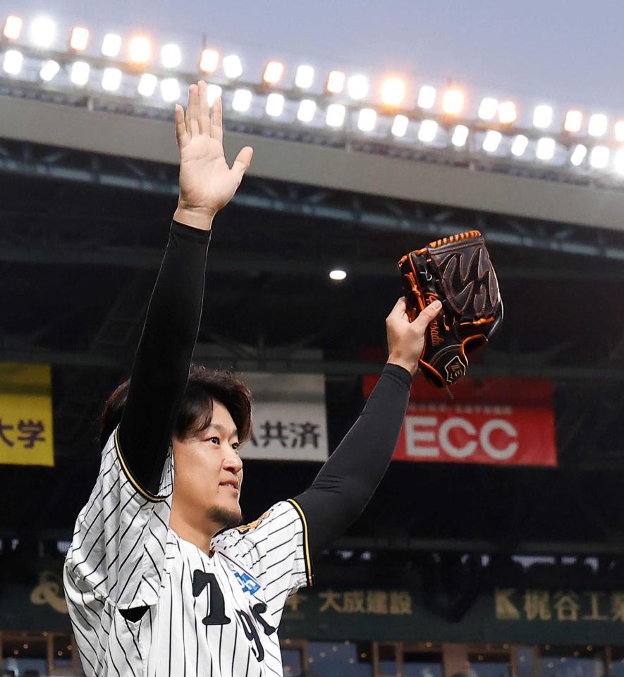 　引退セレモニーを終え、スタンドに手を振る岩貞（撮影・西田忠信）