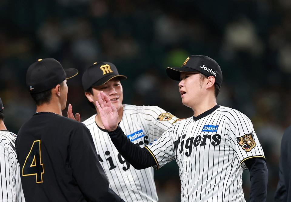 １回を三者凡退に抑えベンチに戻る西勇（撮影・西田忠信）