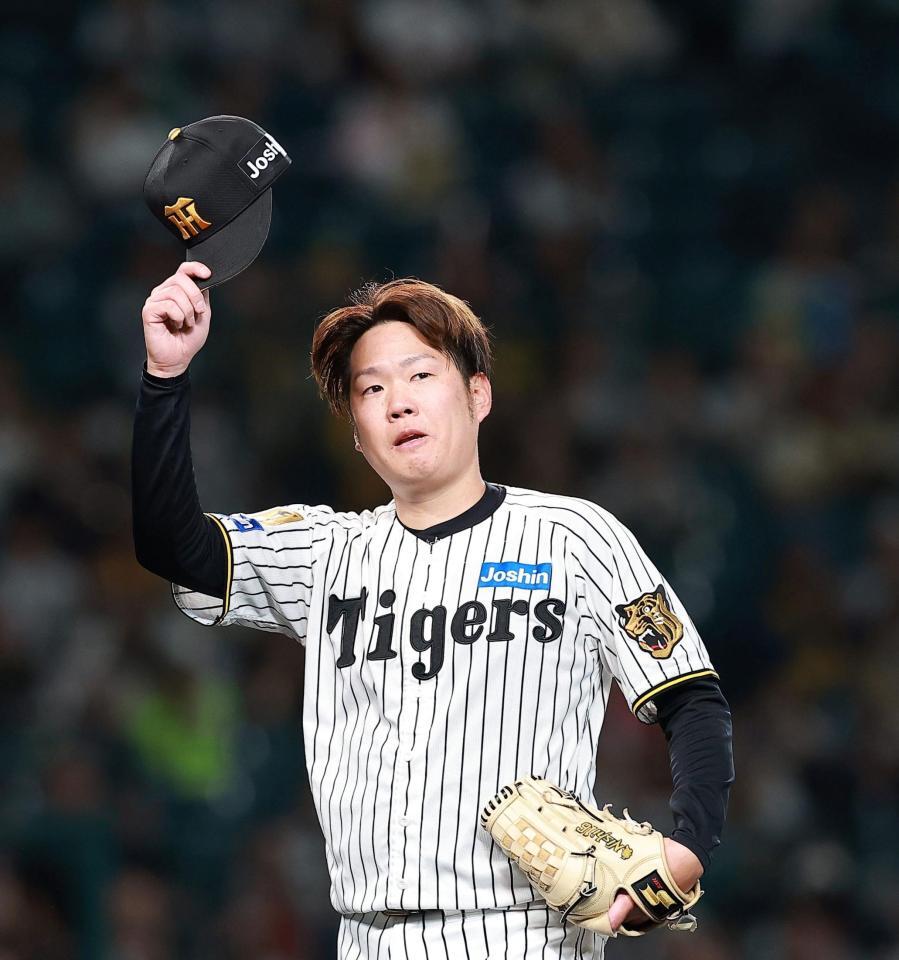 投球を終え、声援に応えながらベンチに戻る西勇（撮影・西田忠信）