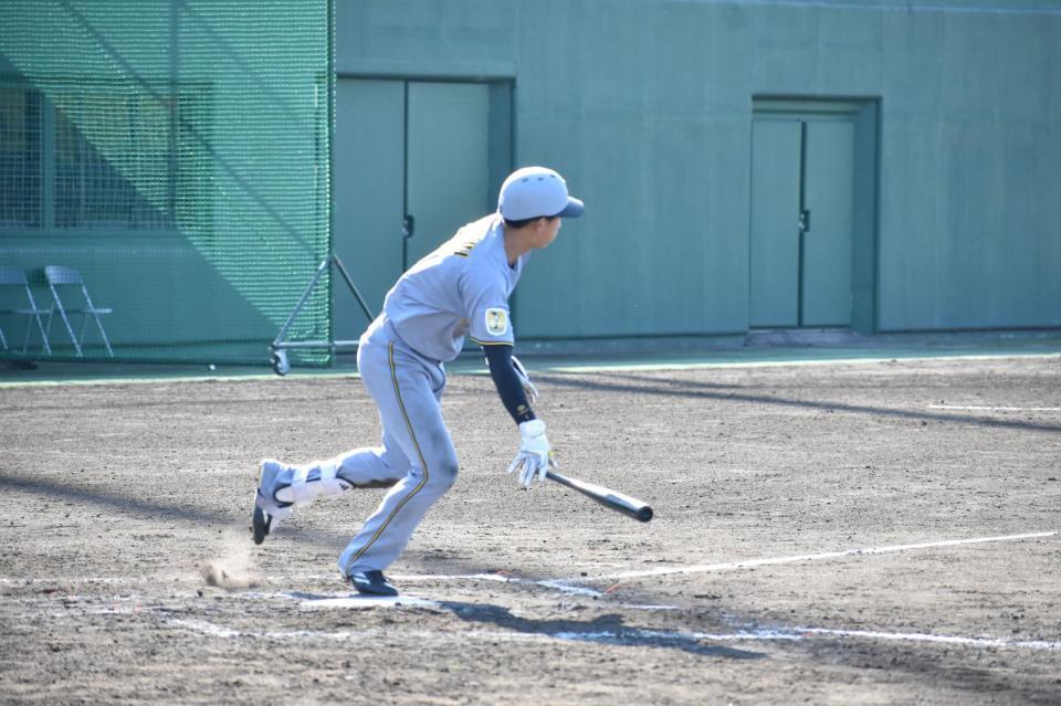 ９回、左前打を放つ立石