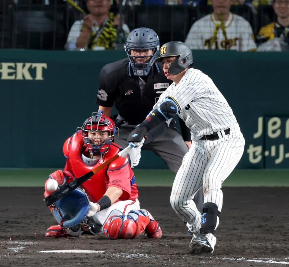 ５回、左前打を放つ梅野（撮影・立川洋一郎）