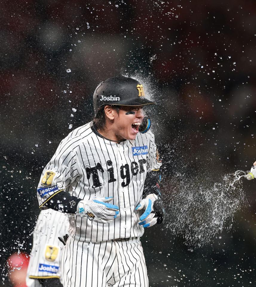 １１回、サヨナラ内野安打を放ち祝福される梅野（撮影・西田忠信）