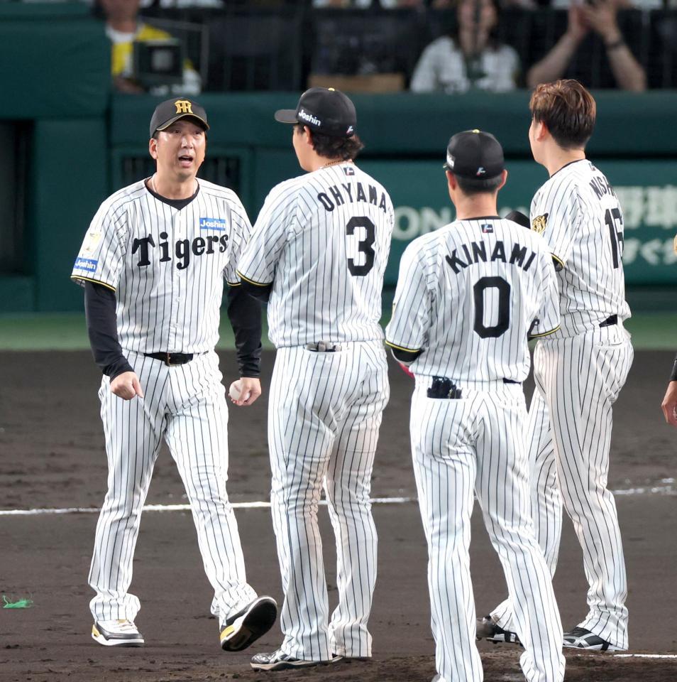 ２回、西勇（右）のもとへ向かう藤川監督（左）＝撮影・立川洋一郎
