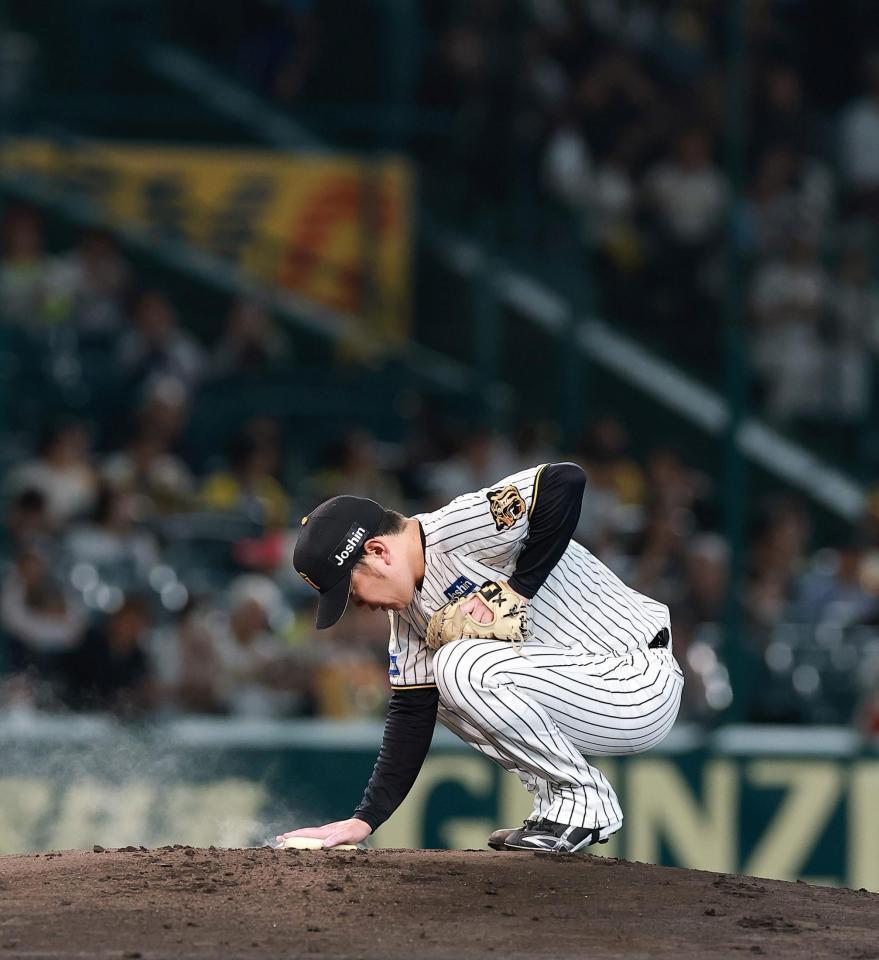 投球前、マウンドに手を置く西勇（撮影・西田忠信）