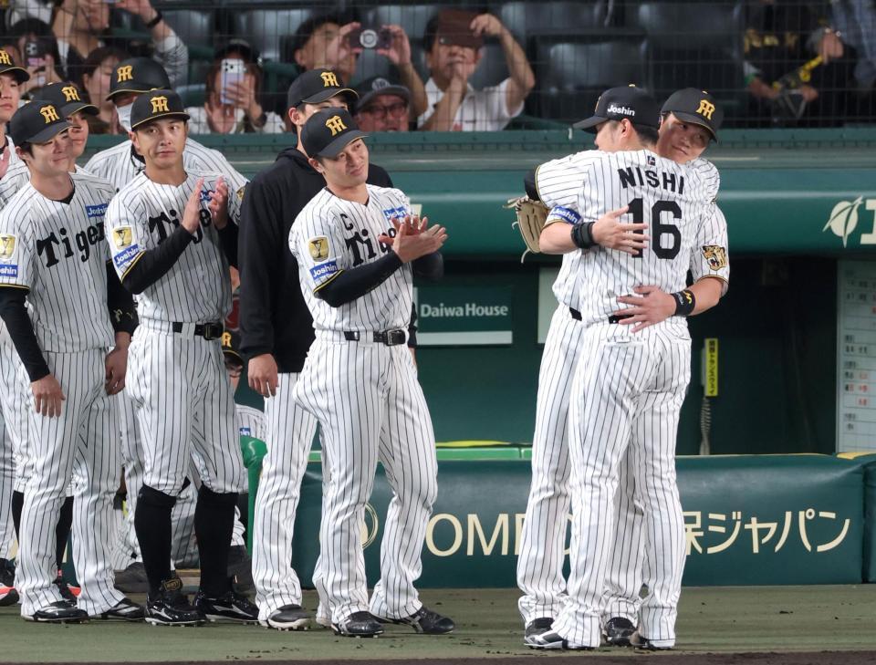 ２回、現役ラスト登板を終え、伏見（右端）と抱擁を交わす西勇（撮影・立川洋一郎）