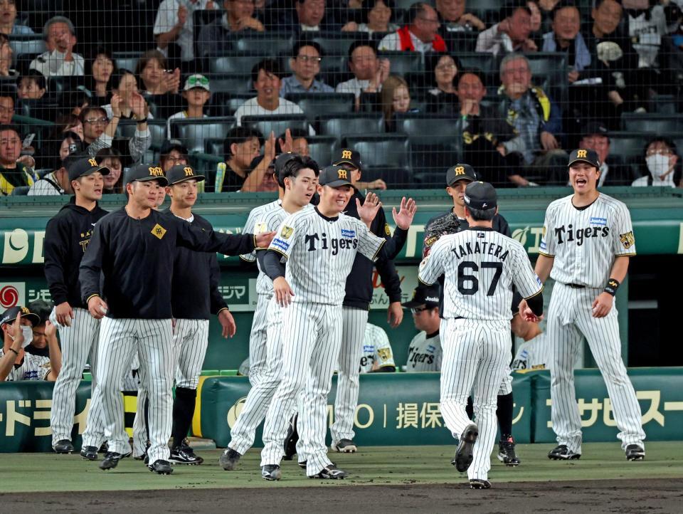２回表が終わり、好守を見せた高寺（６７）を迎える西勇（中央）ら阪神ナイン（撮影・立川洋一郎）