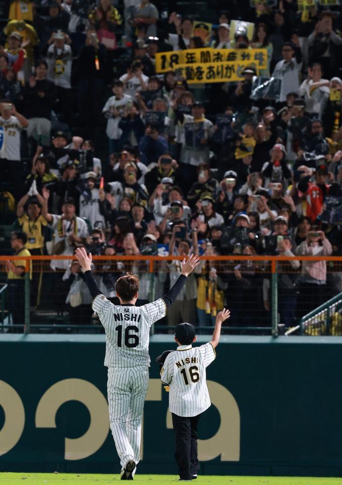 場内一周する西勇（撮影・西田忠信）