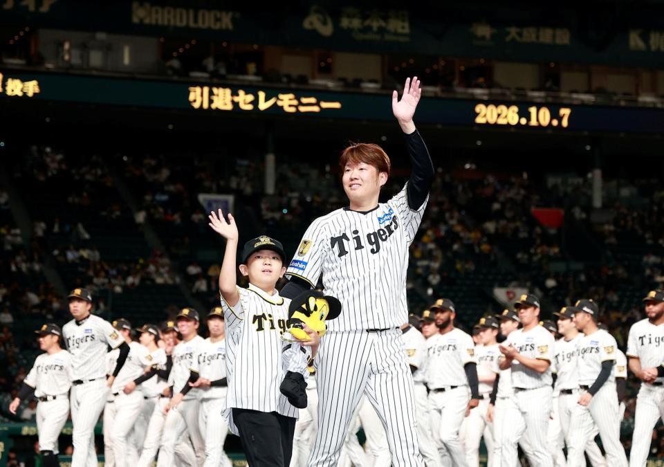場内一周する西勇（撮影・西田忠信）