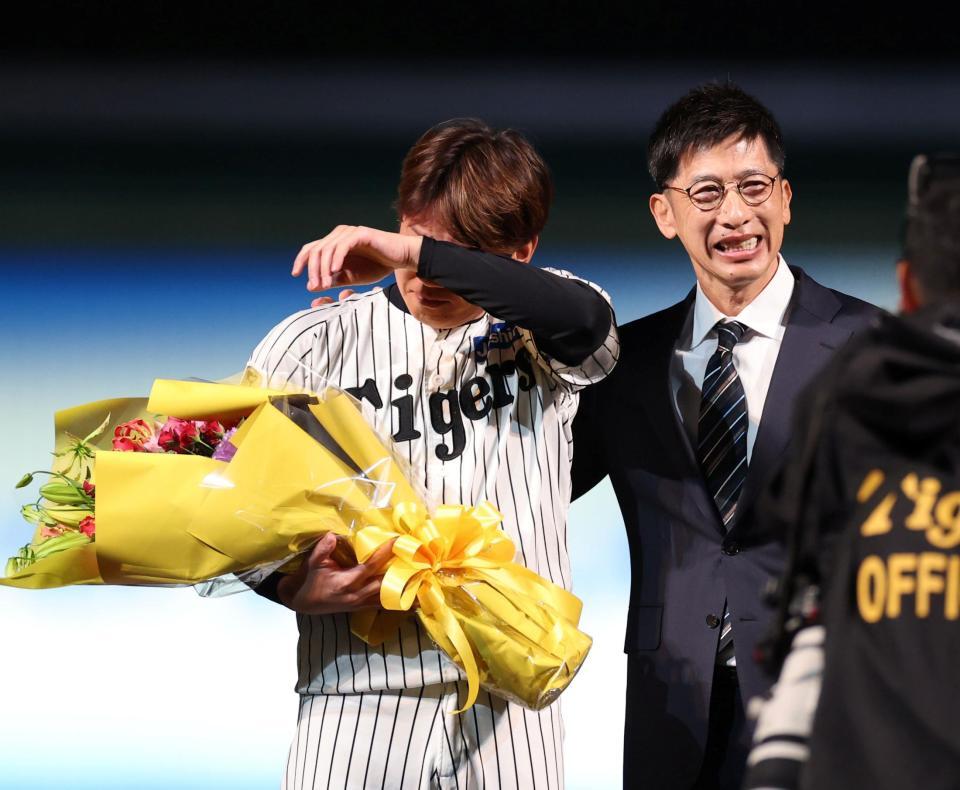 矢野燿大氏から花束を贈られ、感極まる西勇（撮影・山口登）