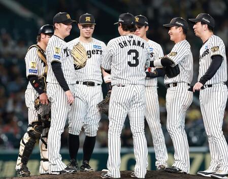 投球を終え、マウンドで笑顔を見せる西勇らナイン（撮影・西田忠信）
