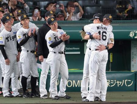 ２回、現役ラスト登板を終え、伏見（右端）と抱擁を交わす西勇（撮影・立川洋一郎）
