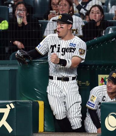 １１回、ベンチでガッツポーズを見せる佐藤輝（撮影・山口登）
