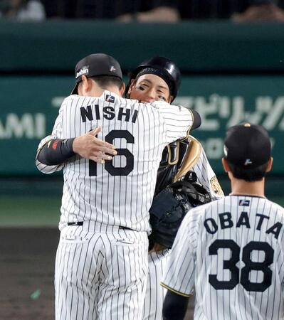 　２回、現役ラスト登板を終えた西勇（１６）と抱擁を交わす梅野（撮影・立川洋一郎）