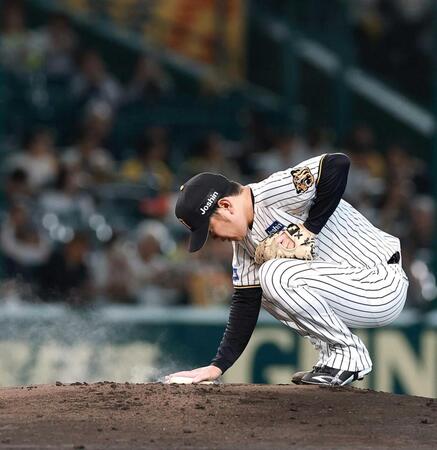 　最後のマウンドに上がり、プレートに手を置く西勇（撮影・西田忠信）
