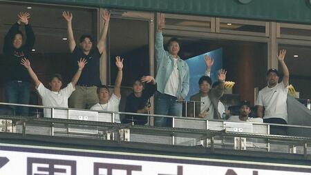 　西勇の引退試合に駆けつけた（左から）松葉、西野、伊藤光、杉本、山岡、山田、近藤、宗、平野佳らオリックス時代のチームメイト（撮影・西田忠信）