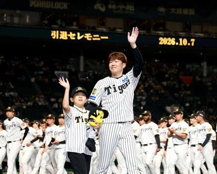 　愛息と場内一周する西勇（撮影・西田忠信）
