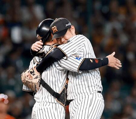　投球を終え、梅野と抱き合う西勇（撮影・西田忠信）