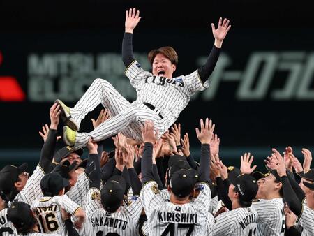 　ナインから胴上げされる西勇（撮影・山口登）
