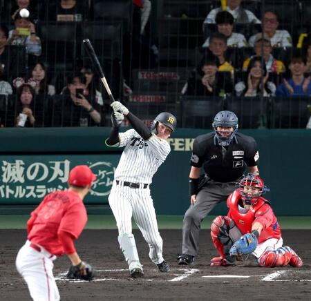 ７回、中前へ同点適時打を放つ高寺（撮影・立川洋一郎）