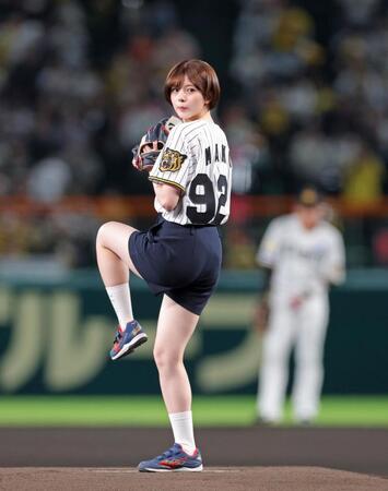始球式を務めるＮＭＢ４８・坂下真心＝甲子園（撮影・立川洋一郎）