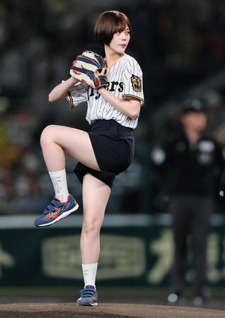 始球式をするＮＭＢ４８坂下真心（撮影・田中太一）