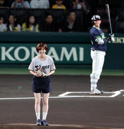 始球式でマウンドに立つＮＭＢ４８・坂下真心（撮影・山口登）