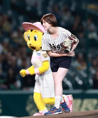 始球式を務めるＮＭＢ４８・坂下真心（撮影・西田忠信）
