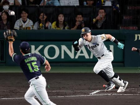 １回、投ゴロに倒れる佐藤輝（撮影・山口登）