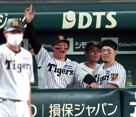 ５回、梅野が右前打を放ちベンチで喜ぶ森下と佐藤輝（撮影・山口登）