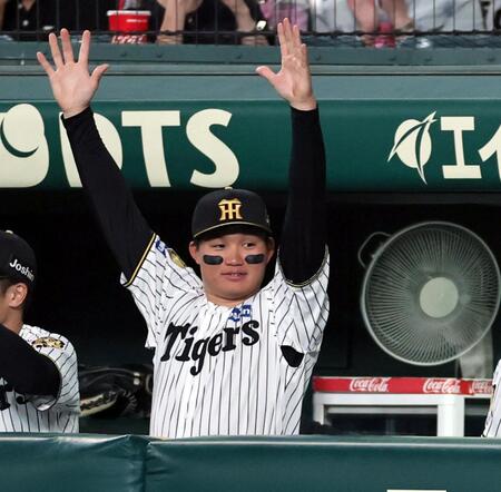 ４回、梅野が安打を放つとベンチでバンザイをする森下（撮影・田中太一）