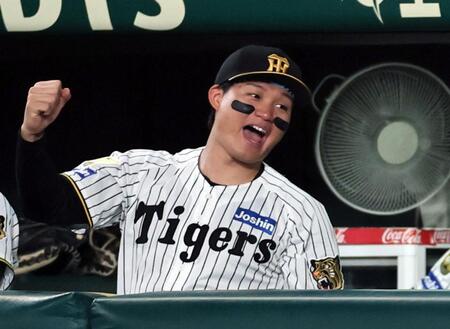 ４回、梅野が安打を放つとベンチでガッツポーズを決める森下（撮影・田中太一）