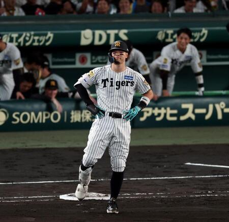 ６回、右飛に倒れる佐藤輝（撮影・山口登）