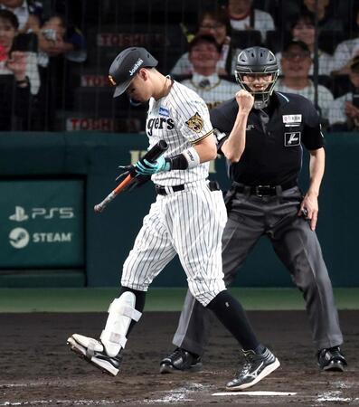 ８回阪神２死、空振り三振に倒れる阪神・佐藤輝明＝甲子園（撮影・山口登）