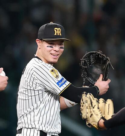 ８回、笑顔を見せる佐藤輝（撮影・西田忠信）