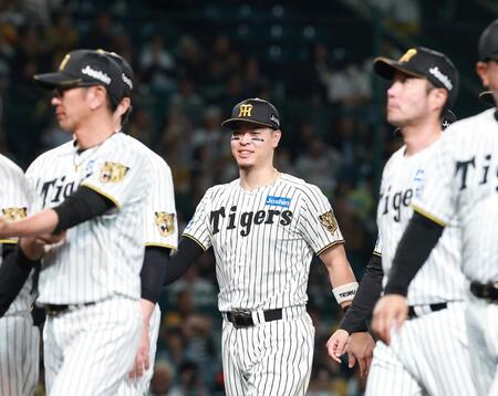 笑顔でグラウンドを引き揚げる佐藤輝（中央）ら＝撮影・西田忠信