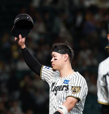 スタンドに手を振る佐藤輝（撮影・西田忠信）