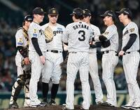 投球を終え、マウンドで笑顔を見せる西勇らナイン（撮影・西田忠信）