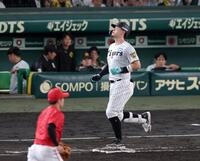 ８回、二ゴロに終わり力なく一塁へ駆け込む佐藤輝（撮影・立川洋一郎）
