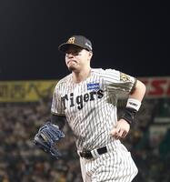 １１回、イニング間のキャッチボールを終えた佐藤輝（撮影・西田忠信）