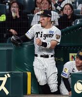 １１回、ベンチでガッツポーズを見せる佐藤輝（撮影・山口登）