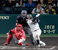 １１回、サヨナラとなる適時内野安打を放つ梅野（撮影・立川洋一郎）