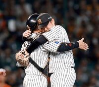 　投球を終え、梅野と抱き合う西勇（撮影・西田忠信）