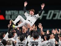 　ナインから胴上げされる西勇（撮影・山口登）