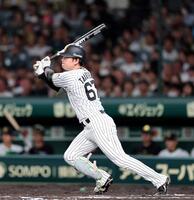 ７回、中前に同点適時打を放つ高寺（撮影・山口登）