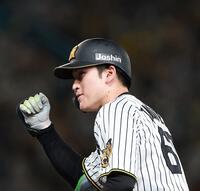 ７回、同点打を放ちガッツポーズする高寺（撮影・西田忠信）